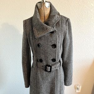 Like New Womens fitted double-breasted coat from GUESS.